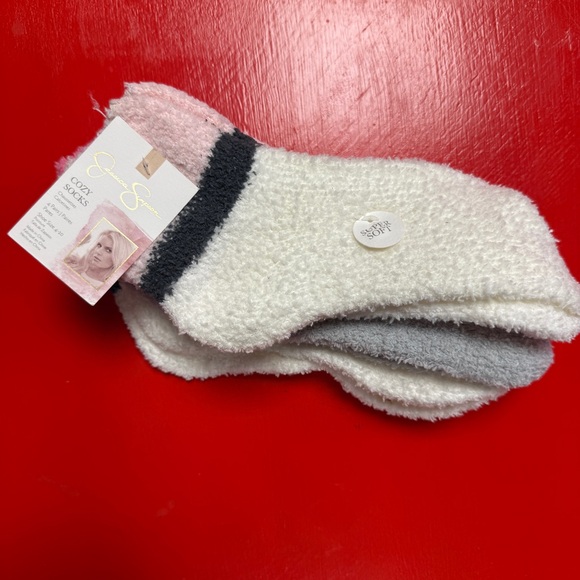 NWT JEASICA SIMPSON FUZZY SOCKS 4 pair - Picture 1 of 4